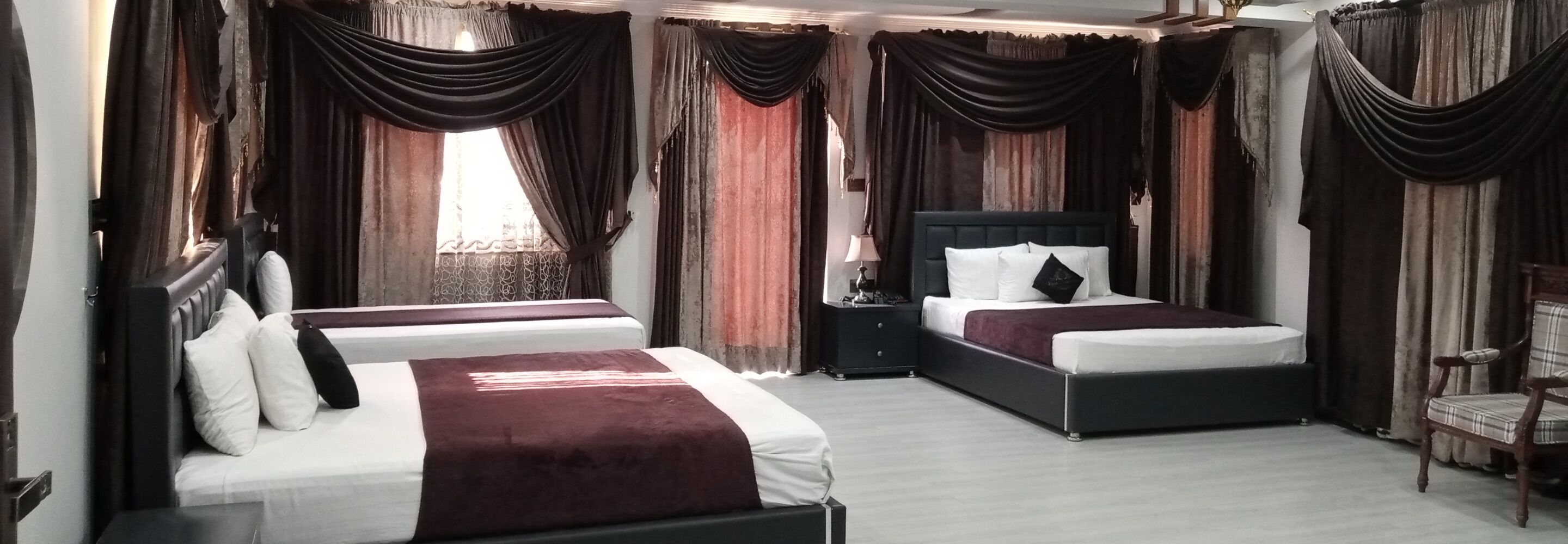 Màn/rèm cản sáng, phòng cách âm, bàn ủi/dụng cụ ủi quần áo 