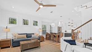 Ein geräumiges Wohnzimmer mit Sofa, Couchtisch und Essbereich.