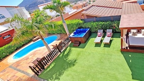 A rooftop pool area with a hot tub, lounge chairs, and a pergola. - Casa Balimar - Pool, Jacuzzi, Internet, Garten, Meerblick (Tarajalejo)