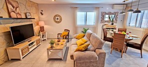 Een smart-tv, boeken en een printer