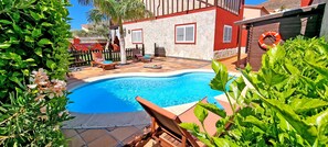 حمّام سباحة مُدفَّأ