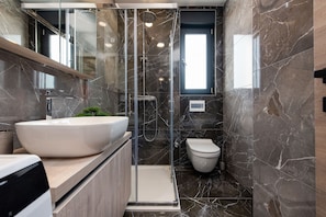 Villa, 4 chambres, piscine privée, vue mer | Salle de bain | Douche, serviettes fournies