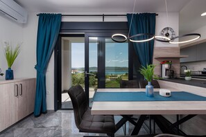 Villa, 4 habitaciones, alberca privada, vista al mar | Cocina privada | Microondas, horno, lavavajillas y cafetera y tetera 