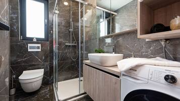 Villa, 4 Schlafzimmer, eigener Pool, Meerblick | Badezimmer | Dusche, Handtücher