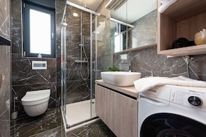 Villa, 4 Schlafzimmer, eigener Pool, Meerblick | Badezimmer | Dusche, Handtücher