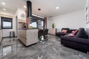 Villa, varias habitaciones, alberca privada, vista al mar | Sala de estar