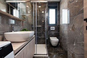 Villa, Mehrere Schlafzimmer, eigener Pool, Meerblick | Badezimmer | Dusche, Handtücher