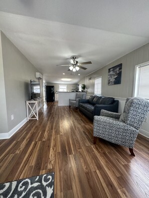 Smart TV - Cozy cottage located in Tavares near Mt Dora (Tavares)