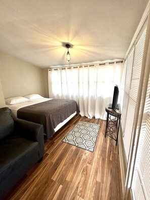 2 Schlafzimmer, Schreibtisch, Bügeleisen/Bügelbrett, WLAN