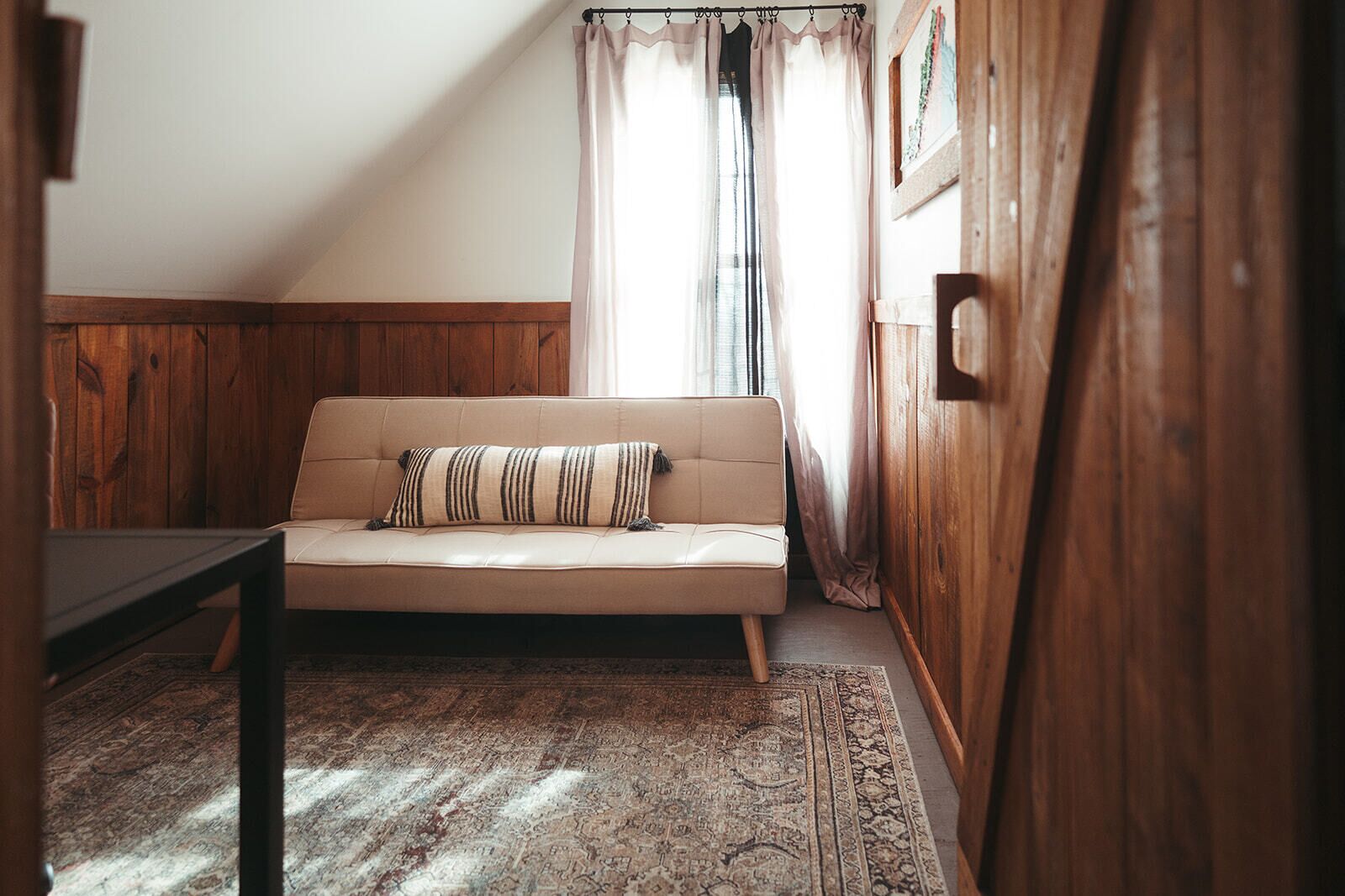 Smart-tv, een open haard, een dvd-speler en boeken