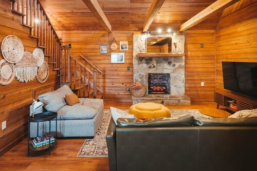 Amazing Views - Mountaintop Cabin w/ Private Sauna and Outdoor Fire Pit