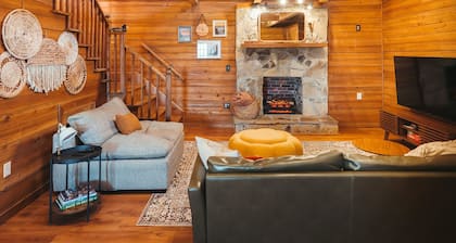 Amazing Views - Mountaintop Cabin w/ Private Sauna and Outdoor Fire Pit