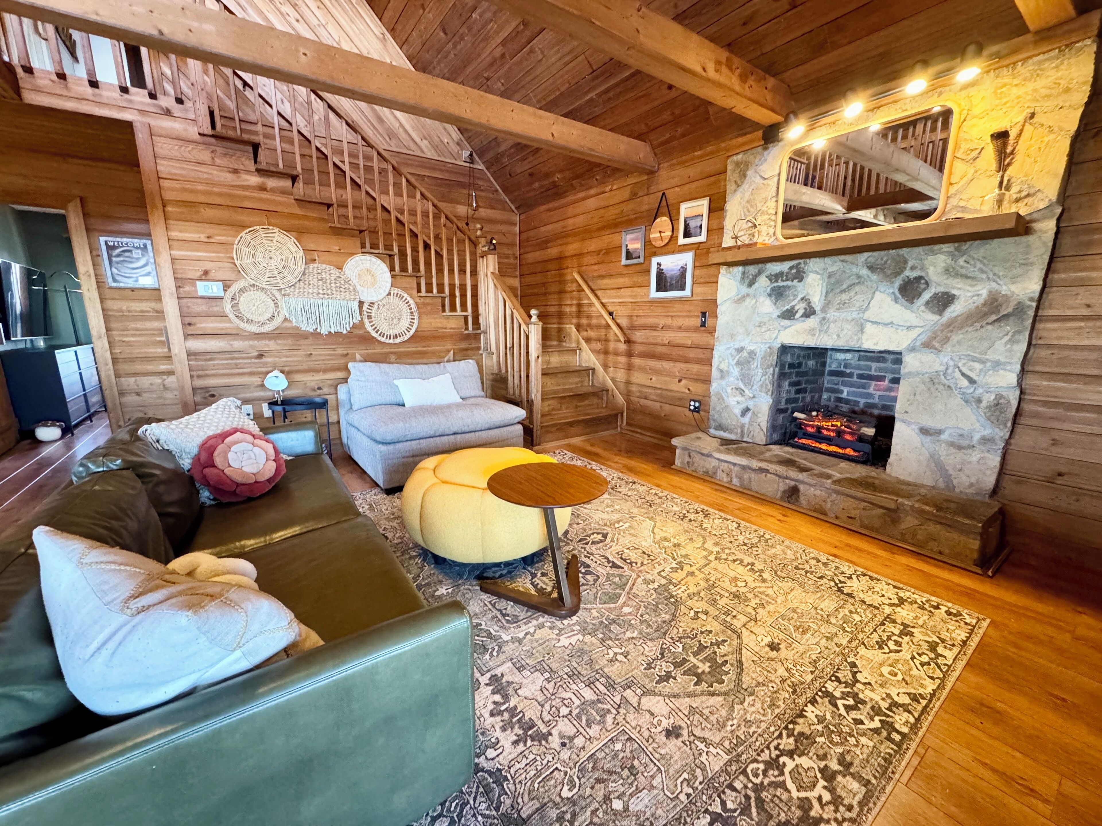 Smart-tv, een open haard, een dvd-speler en boeken