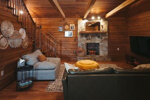 Smart-TV, peis, DVD-spiller og bøker