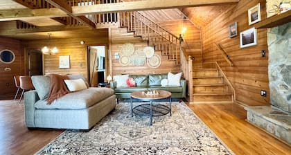 Awesome views - private mountaintop cabin - outdoor fire pit + pet friendly!