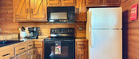 Køleskab, mikrobølgeovn, ovn, kogeplade