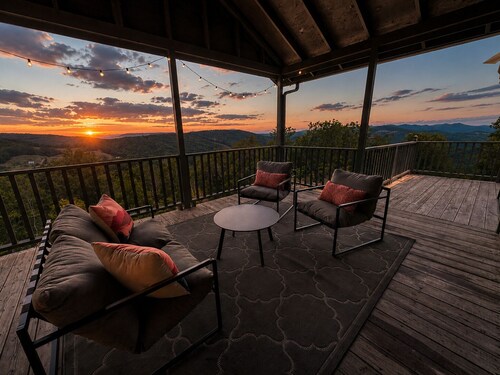 Stunning Long Range Views: Mountaintop Cabin w/ Private Sauna + Outdoor Fire Pit