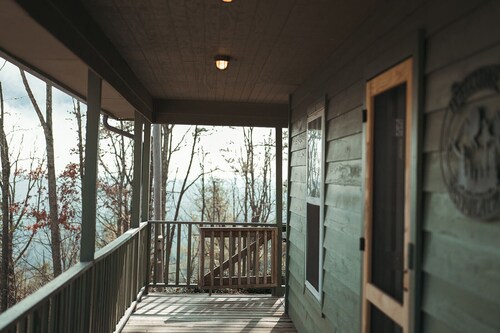 Amazing Views - Mountaintop Cabin w/ Private Sauna and Outdoor Fire Pit
