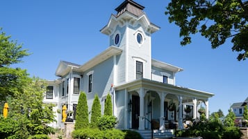 Vista frontal de la propiedad