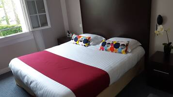 Comfort driepersoonskamer | Een bureau, een strijkplank/strijkijzer, gratis wifi, beddengoed