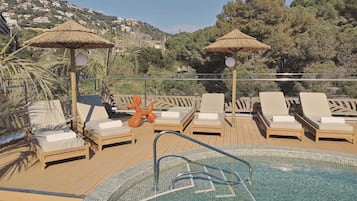 Utomhuspool, öppet 09.00 till 21.00, parasoller och solstolar