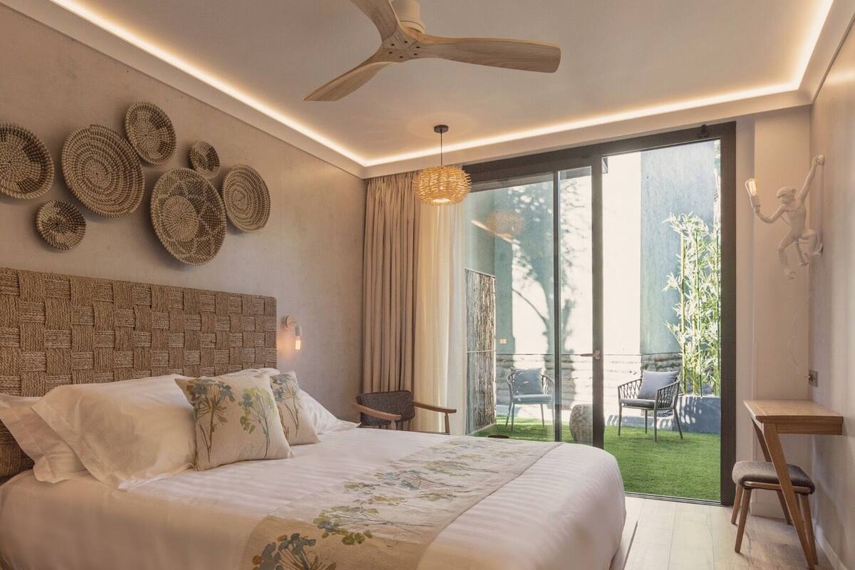 ห้องพรีเมียมดับเบิล | ผ้าปูที่นอนฝ้ายอียิปต์, เครื่องนอนระดับพรีเมียม, มินิบาร์