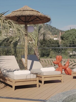 Outdoor pool, open 9:00 AM to 9:00 PM, pool umbrellas, pool loungers - Casa Coco Boutique Hotel Spa Adults Only (Lloret de Mar)