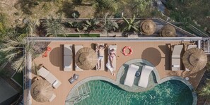 Outdoor pool, open 9:00 AM to 9:00 PM, pool umbrellas, sun loungers - Casa Coco Boutique Hotel Spa Adults Only (Lloret de Mar)