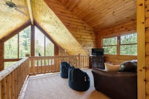 Smart TV, fireplace, DVD player, table tennis - Tranquil cabin on the Pine River (Tustin)