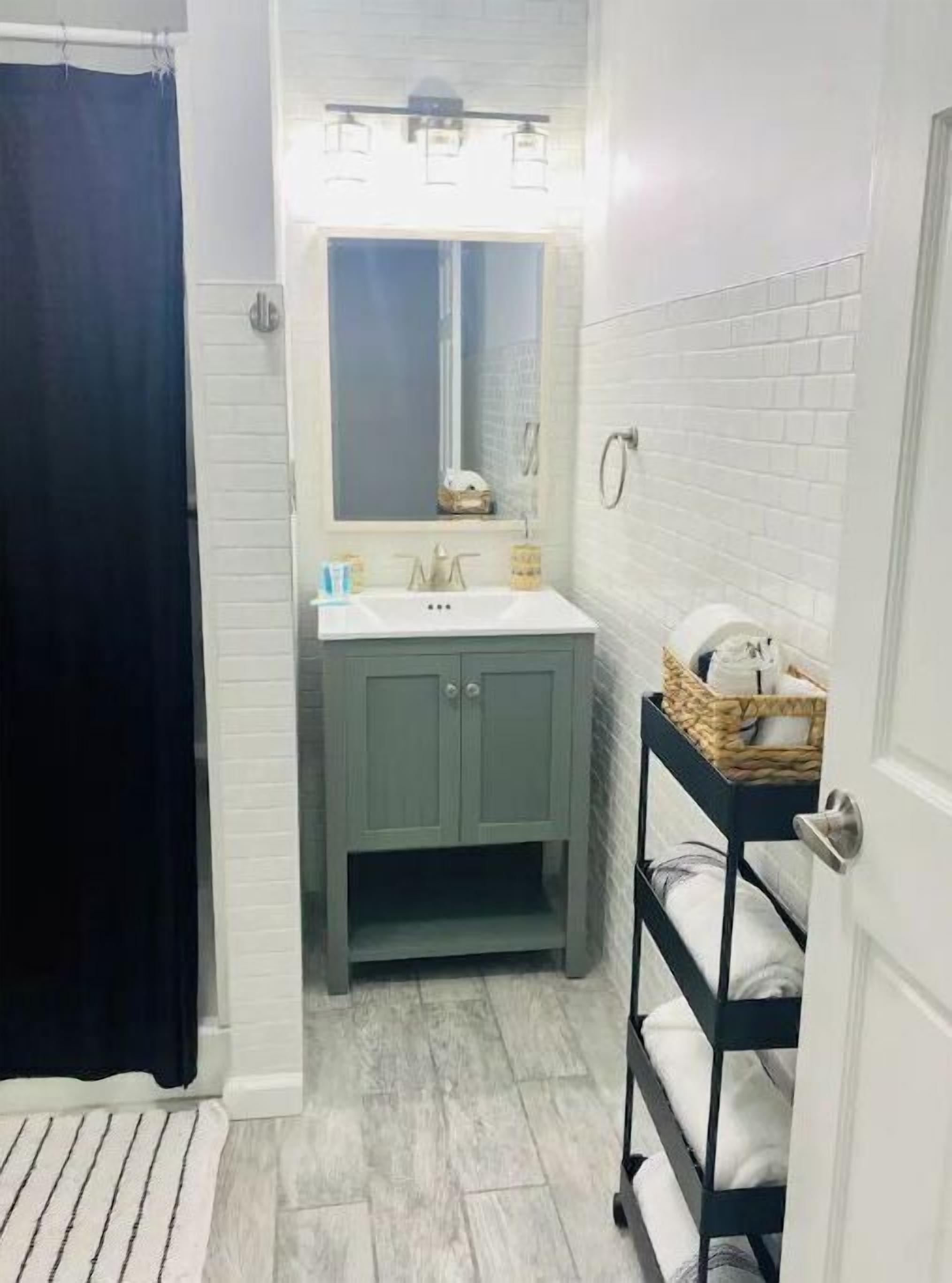 Ensemble douche/baignoire, serviettes fournies, savon, shampoing