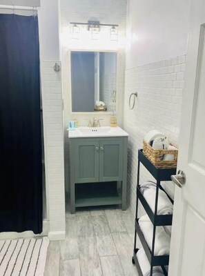 Chuveiro/banheira combinados, toalhas de banho, sabonete, shampoo