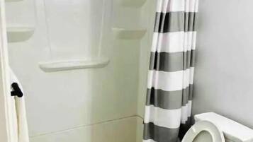Duschwanne, Handtücher, Seife, Shampoo