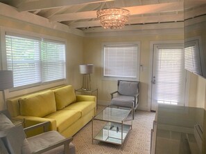 Smart TV - LOVELY 1 BEDROOM BY THE BEACH, W/ PORCH & POOL (Virginia Beach)