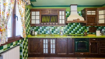 Een koelkast, een koffiezetapparaat/waterkoker, een broodrooster