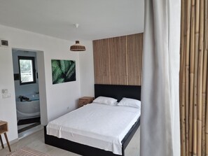 Deluxe-Doppelzimmer, 1 Queen-Bett, Whirlpool, Poolblick | Bettwäsche aus ägyptischer Baumwolle, hochwertige Bettwaren, Minibar