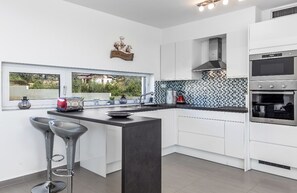 Kjøleskap, mikrobølgeovn, ovn og kokeplater