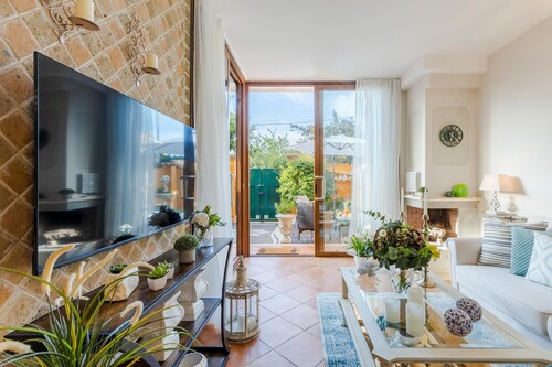 A Luxury 2 Bedrooms Villa with Garden and Private Jacuzzi by the beach of Torvaianica and Campo Ascolano