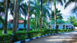 Villa | Property grounds - Dar es Salaam-sleeps8-parking-garden-pet Friendly (Dar es Salaam)