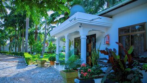 Villa | Property grounds - Dar es Salaam-sleeps8-parking-garden-pet Friendly (Dar es Salaam)