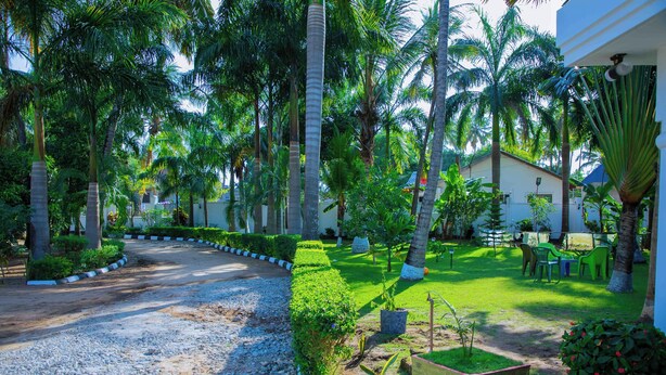 Villa | Property grounds - Dar es Salaam-sleeps8-parking-garden-pet Friendly (Dar es Salaam)