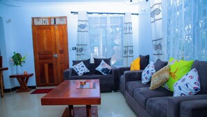Villa | Living area - Dar es Salaam-sleeps8-parking-garden-pet Friendly (Dar es Salaam)