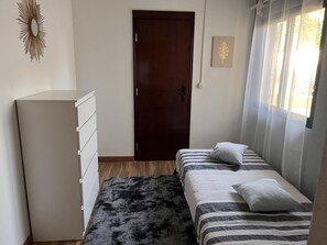 2 bedrooms, desk, iron/ironing board, free WiFi - Yellow House (LOULÉ)
