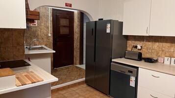 Refrigerador, microondas, horno, placa de cocina