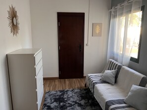 Smart TV - Yellow House (LOULÉ)