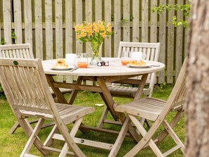 Outdoor dining - Superb space in the idyllic village of Loppington - Pass the keys (Shrewsbury)