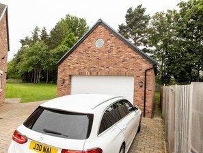 المنطقة المحيطة بالمنشأة