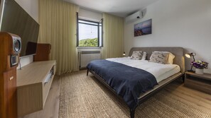 6 bedrooms, iron/ironing board, free WiFi, bed sheets