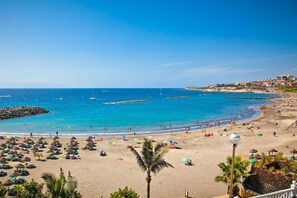 På stranden og solsenger