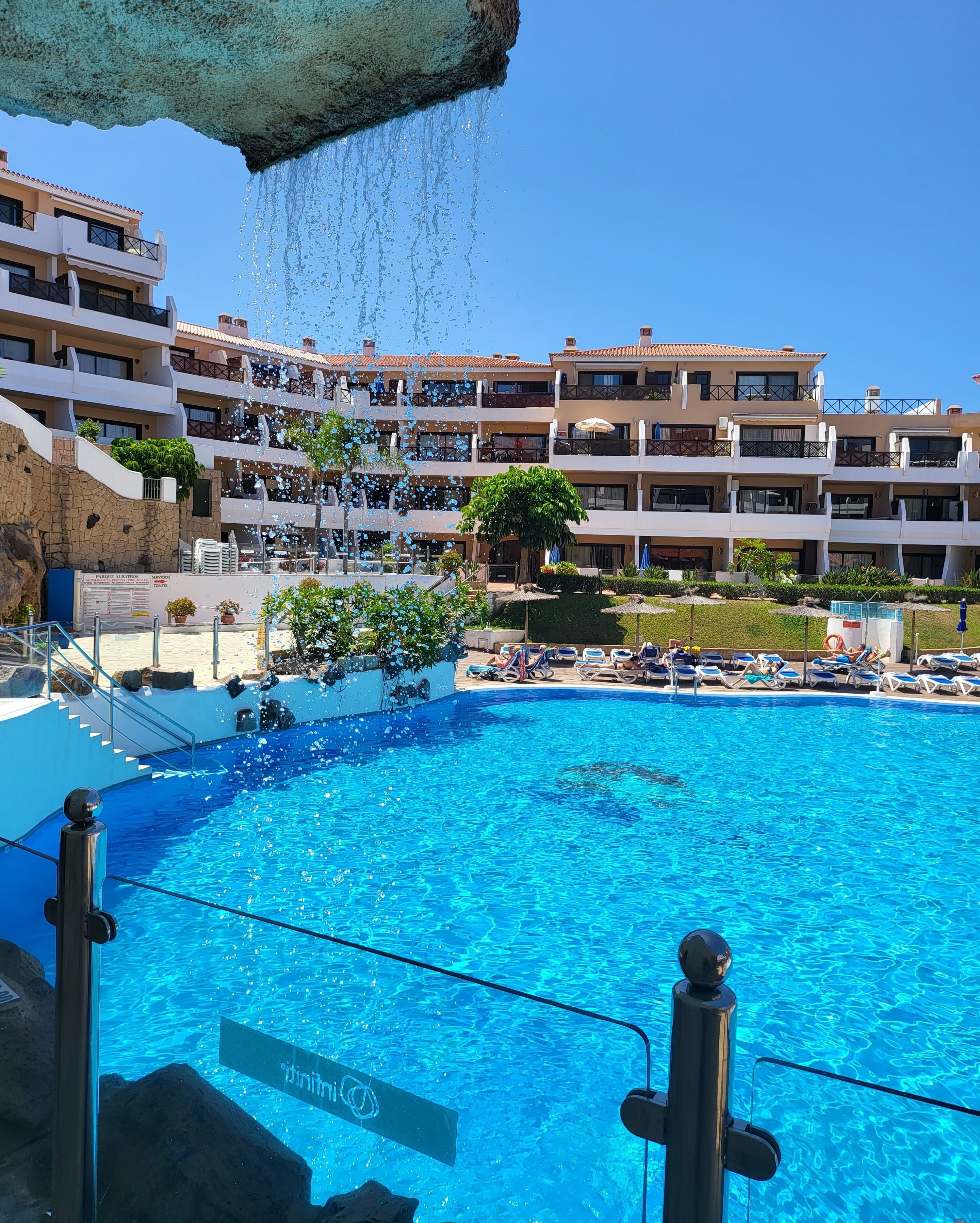 Een buitenzwembad en een verwarmd zwembad