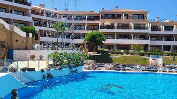 Alberca al aire libre y alberca climatizada